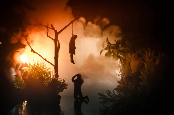 Vista dell'orrore della ragazza impiccata sull'albero di sera (di notte) Decorazione suicida. Pena di morte esecuzioni o suicidio idea astratta . — Foto Stock