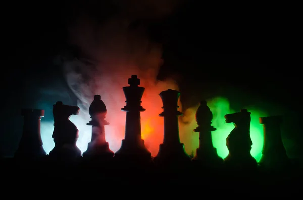 Gra planszowa szachy koncepcja pomysłów biznesowych i praktyczno pomysły konkurencji i strategii. Figury szachowe na ciemnym tle z dymu i mgły — Zdjęcie stockowe