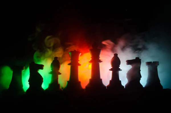 Schachbrettspiel Konzept von Geschäftsideen und Wettbewerb und Strategie-Ideen concep. Schachfiguren auf dunklem Hintergrund mit Rauch und Nebel — Stockfoto