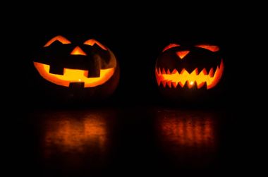 Cadılar Bayramı - siyah arka plan üzerine jack-o-lantern eski. Korkunç halloween pumpkins closeup