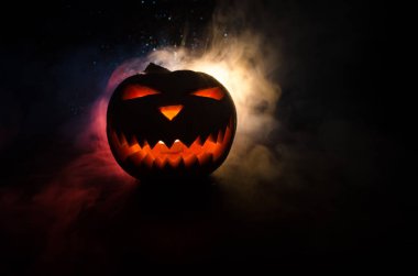 Cadılar Bayramı - siyah arka plan üzerine jack-o-lantern eski. Korkunç halloween pumpkins closeup