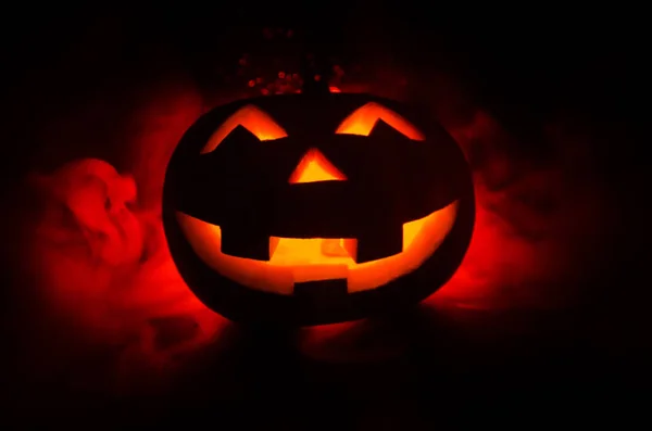 Halloween - vecchio jack-o-lanterna su sfondo nero. Primo piano di zucche spaventose di Halloween — Foto Stock