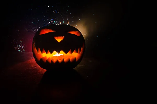 Halloween - gamla jack-o-lantern på svart bakgrund. Närbild av skrämmande Halloweenpumpor — Stockfoto