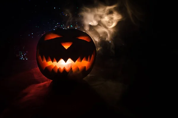 Halloween - gamla jack-o-lantern på svart bakgrund. Närbild av skrämmande Halloweenpumpor — Stockfoto