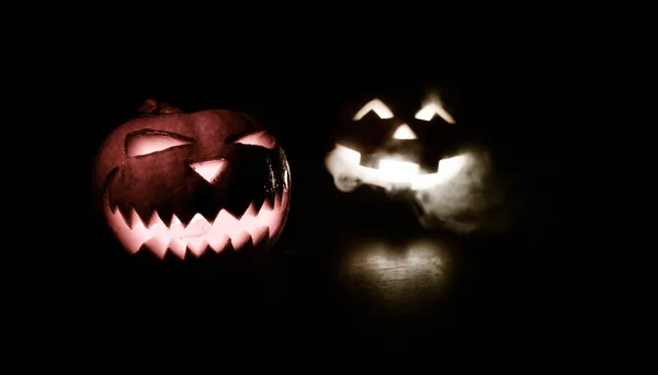 Halloween - alte Jack-o-Laterne auf schwarzem Hintergrund. Nahaufnahme von gruseligen Halloween-Kürbissen — Stockfoto