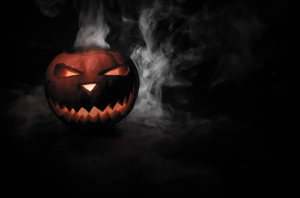 Halloween - viejo jack-o-linterna sobre fondo negro. Primer plano de las aterradoras calabazas de halloween —  Fotos de Stock