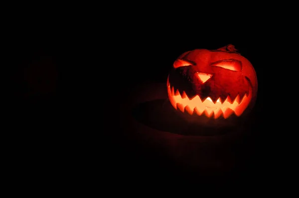 Halloween - vieux Jack-o-lanterne sur fond noir. Gros plan d'effrayantes citrouilles d'Halloween — Photo
