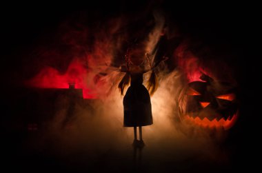 Eski ev kabak ile kıyamet Cadılar Bayramı sahne. Terk edilmiş evin yanında korku zombi. Cadılar Bayramı.