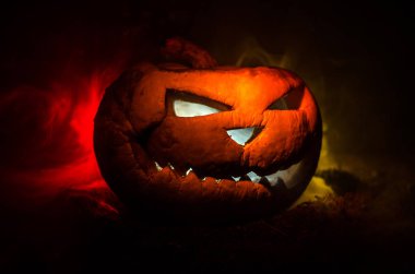 Halloween pumpkins gözleri gece parti için gülümseme ve scrary. İçinde siyah arka plan parlayan gözleri ile korkunç Cadılar Bayramı Balkabağı görünümünü yakın
