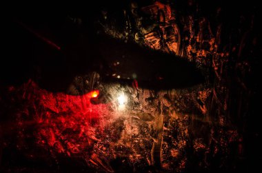 Mat cam kan lekesi arkasında korku siluet. Bulanık el ve vücut rakam soyutlama.