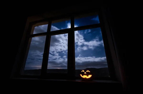 Halloween Csokoládés sütemény a sötét háttér — Stock Fotó