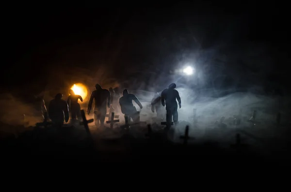 Sylwetka zombie chodzenia na cmentarz w nocy. Pojęcie Halloween horror Grupa zombie w nocy — Zdjęcie stockowe