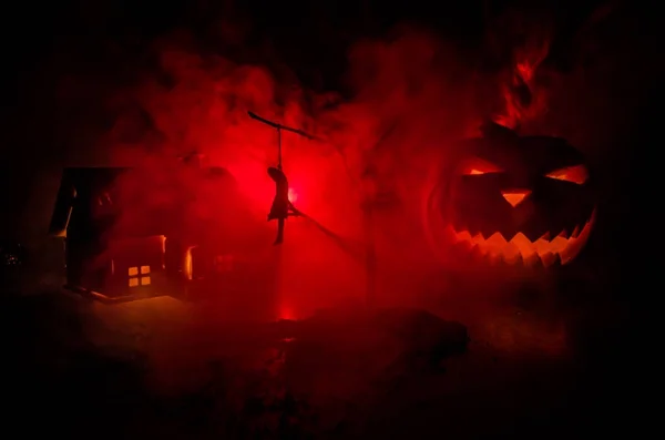 Hororové pohled Oběšená dívku na strom v noci sebevraždu dekorace. Popravy trest smrti nebo abstraktní myšlenka sebevraždy. Halloween dýně hlavy jack Lucerna na pozadí — Stock fotografie