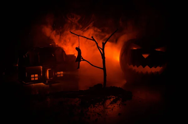 Horror syn hängd flicka på träd vid natt självmord dekoration. Döden straff avrättningar eller självmord abstrakt idé. Halloween pumpa huvud jack lykta på bakgrund — Stockfoto