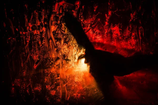 Silhouette orrore dietro la macchia di sangue di vetro opaco. astrazione sfocata della mano e del corpo . — Foto Stock