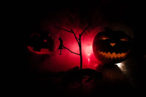 Horror view of hanged girl on tree at night Suicide decoration. Death punishment executions or suicide abstract idea. Halloween pumpkin head jack lantern on background — Stock Photo, Image