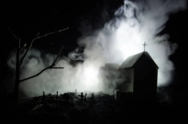 Skrämmande syn på zombies på kyrkogården döda trädet, månen, kyrkan och kusliga molnig himmel med dimma, skräck Halloween koncept — Stockfoto