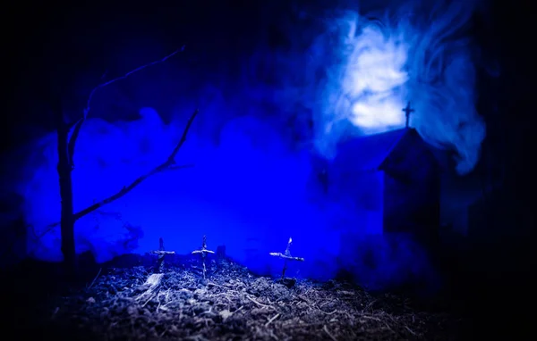 Straszny widok zombie na cmentarz Zmarłe drzewo, Księżyc, Kościół i upiorny pochmurnego nieba z mgły, koncepcja Horror Halloween — Zdjęcie stockowe