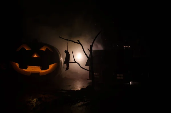 Fa: este öngyilkos dekoráció akasztott lány képe horror. Halál büntetés kivégzések vagy öngyilkosság absztrakt ötlet. Halloween sütőtök fej jack lantern-háttér — Stock Fotó