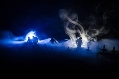 Zombi mezarlığı üzerinde gece yürüyüş silüeti. Grup zombi gece korku Cadılar Bayramı kavramı