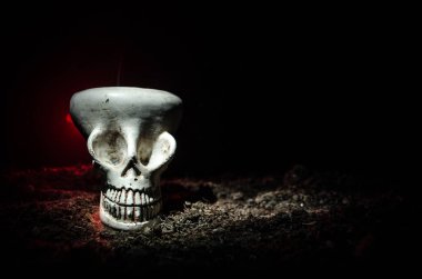 Korkunç kafatası tonda ışık koyu arka plan üzerinde. Cadılar Bayramı arka planı veya korku teması için tasarım. Seçici odak