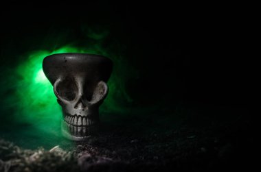 Korkunç kafatası tonda ışık koyu arka plan üzerinde. Cadılar Bayramı arka planı veya korku teması için tasarım. Seçici odak