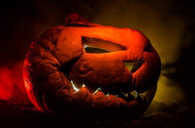 Halloween pumpkins gözleri gece parti için gülümseme ve scrary. İçinde siyah arka plan parlayan gözleri ile korkunç Cadılar Bayramı Balkabağı görünümünü yakın