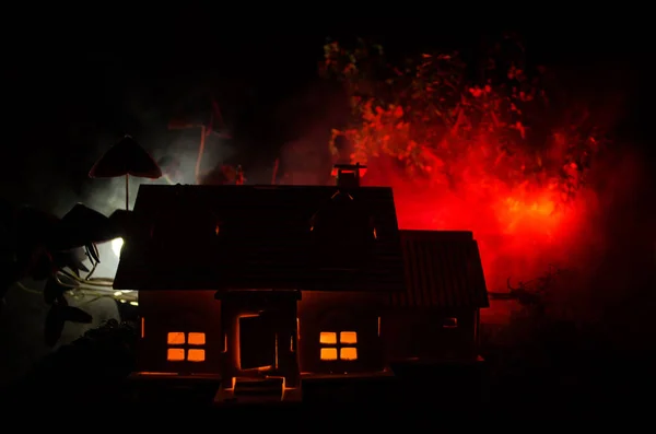 Starý dům s Ghost v měsíčné noci nebo opuštěné strašidelného domu hrůzy v mlze. Staré mystické Vila s surrealistické úplněk. Horor Halloween koncept. — Stock fotografie