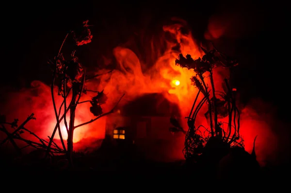 Starý dům s Ghost v měsíčné noci nebo opuštěné strašidelného domu hrůzy v mlze. Staré mystické Vila s surrealistické úplněk. Horor Halloween koncept. — Stock fotografie