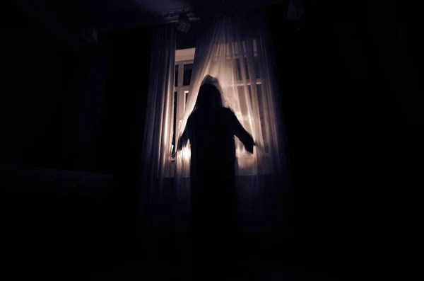 Horror vrouw in venster houten hand houden kooi enge scène halloween concept Blurred silhouet van heks. Selectieve aandacht — Stockfoto