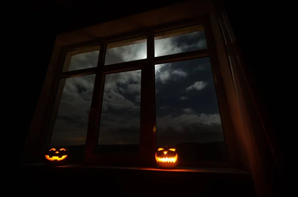 Mavi pencere ile gece gece veya halloween kabak Oda gizemli evi penceresinde korkunç Cadılar Bayramı Balkabağı. Cadılar Bayramı sembolü penceresinde. — Stok fotoğraf