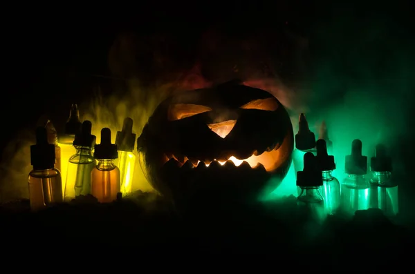 Liquidi vaporizzanti colorati con pompelmo di Halloween su sfondo scuro. Concetto vaporizzatore — Foto Stock