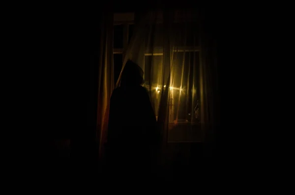 Horror nő az ablak fa kezében tart ketrecben ijesztő jelenet halloween koncepció Blurred sziluettje boszorkány. Szelektív összpontosít — Stock Fotó