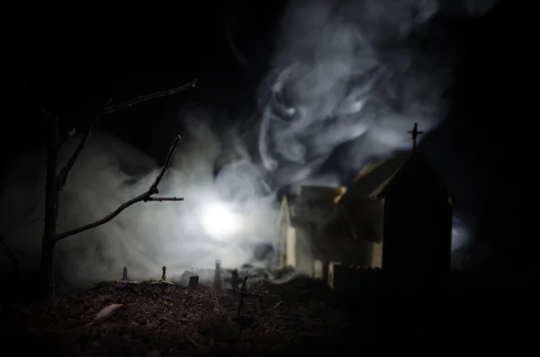 Vista assustadora de zumbis no cemitério árvore morta, lua, igreja e céu nebuloso assustador com nevoeiro, conceito de Halloween Horror — Fotografia de Stock