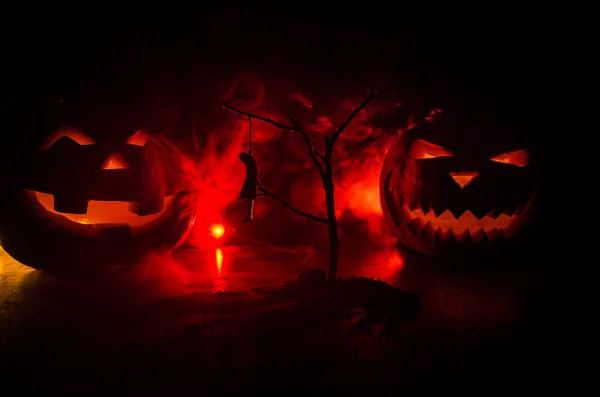 Horror-Ansicht von erhängten Mädchen auf Baum in der Nacht Selbstmord-Dekoration. Todesstrafe Hinrichtungen oder Selbstmord abstrakte Idee. Halloween-Kürbis Head Jack Laterne auf dem Hintergrund — Stockfoto