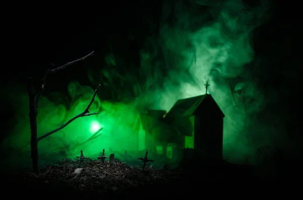 Vista aterradora de zombies en el cementerio árbol muerto, luna, iglesia y cielo nublado espeluznante con niebla, concepto de Halloween Horror —  Fotos de Stock