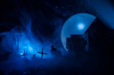 Zombi mezarlığı ölü ağaçlar, moon, kilise ve ürkütücü bulutlu gökyüzü sis, korku Halloween kavramı ile korkunç görünümü