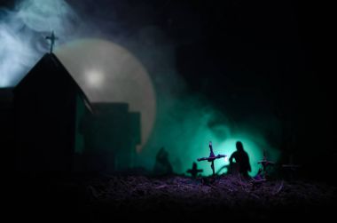 Zombi mezarlığı ölü ağaçlar, moon, kilise ve ürkütücü bulutlu gökyüzü sis, korku Halloween kavramı ile korkunç görünümü