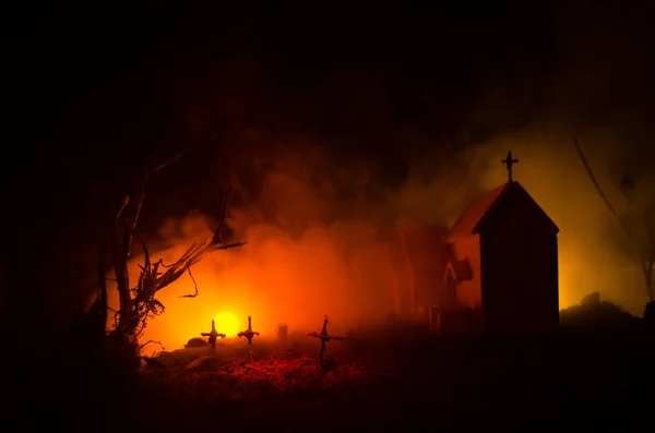 Děsivý pohled na zombie na hřbitově mrtvý strom, měsíc, církev a strašidelné zamračená obloha s mlhou, pojem horor Halloween — Stock fotografie