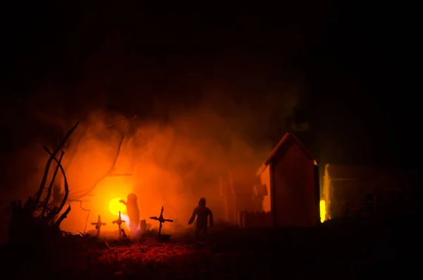 Děsivý pohled na zombie na hřbitově mrtvý strom, měsíc, církev a strašidelné zamračená obloha s mlhou, pojem horor Halloween — Stock fotografie