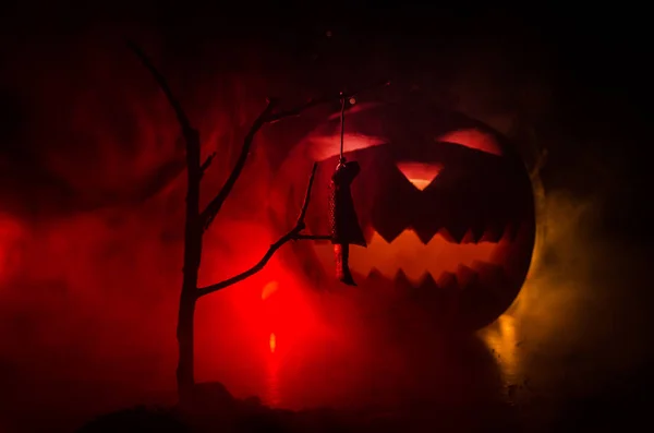 Horror-Ansicht von erhängten Mädchen auf Baum in der Nacht Selbstmord-Dekoration. Todesstrafe Hinrichtungen oder Selbstmord abstrakte Idee. Halloween-Kürbis Head Jack Laterne auf dem Hintergrund — Stockfoto