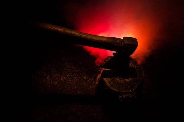 빨간 공포 안개 배경에 나무 줄기에 연결 된 오래 된 도끼. 미치광이 킬러 무기로 무서운 할로윈 테마 — 스톡 사진