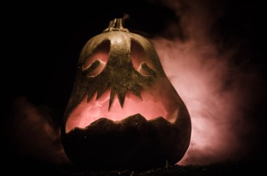 Halloween pumpkins gözleri gece parti için gülümseme ve scrary. İçinde siyah arka plan parlayan gözleri ile korkunç Cadılar Bayramı Balkabağı görünümünü yakın.
