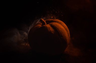 Halloween pumpkins gözleri gece parti için gülümseme ve scrary. İçinde siyah arka plan parlayan gözleri ile korkunç Cadılar Bayramı Balkabağı görünümünü yakın