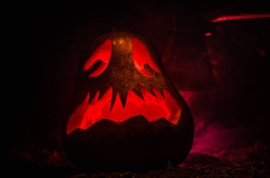 Halloween pumpkins gözleri gece parti için gülümseme ve scrary. İçinde siyah arka plan parlayan gözleri ile korkunç Cadılar Bayramı Balkabağı görünümünü yakın.