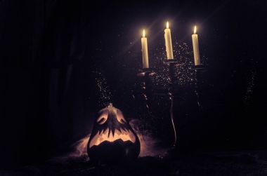 Eski balta korku kırmızı sisli arka plan ağaç gövdesinde bağlı. Manyak katil silah ile korkunç Halloween Tema. Boş alan.