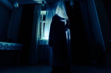 Korku kadın pencere ahşap el kafes korkunç sahne Cadılar Bayramı kavramı bulanık siluet cadı tut. Seçici odak