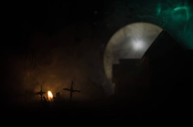Zombi mezarlığı ölü ağaçlar, moon, kilise ve ürkütücü bulutlu gökyüzü sis, korku Halloween kavramı ile korkunç görünümü