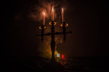 eski mum vintage ahşap mum yakma. üzerinde koyu tonda sisli arka plan.