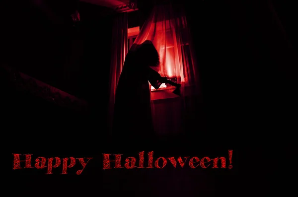 Horror mujer en ventana madera mano celebrar jaula miedo escena halloween — Foto de Stock